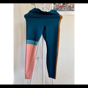 NIKE dri fit  colorblock leggings